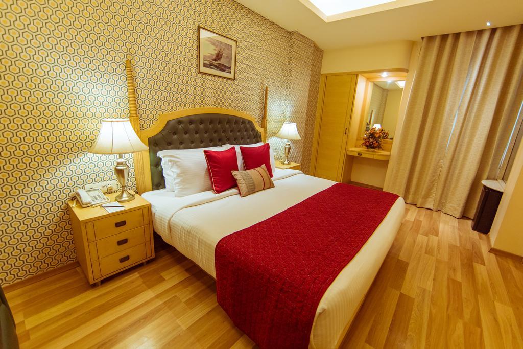 Clark International Hotel Делхи Екстериор снимка