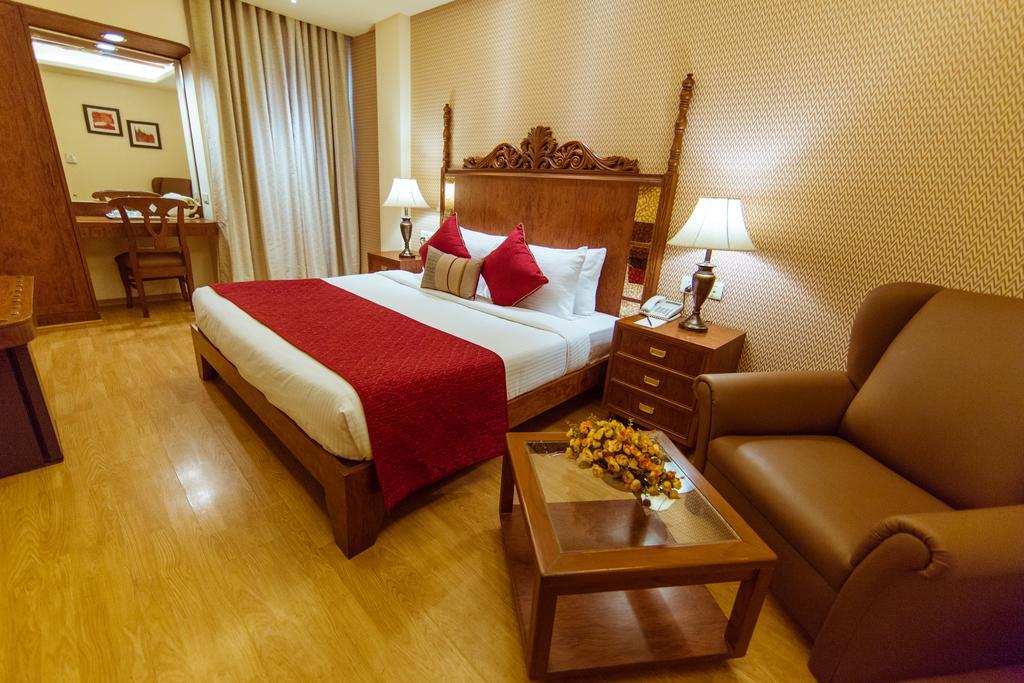 Clark International Hotel Делхи Екстериор снимка