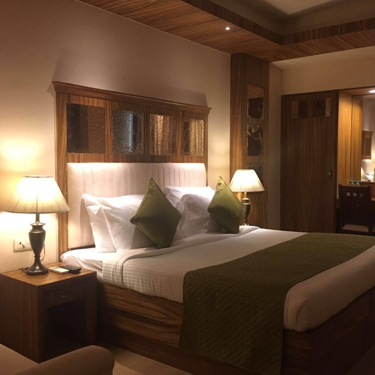 Clark International Hotel Делхи Екстериор снимка